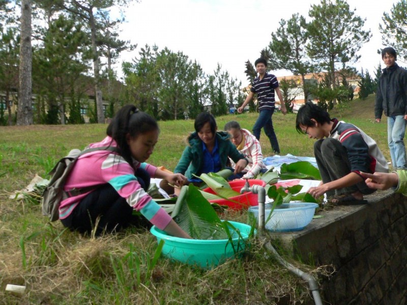 Sinh viên tình nguyện với “Bánh chưng – Ngày tết cho em”