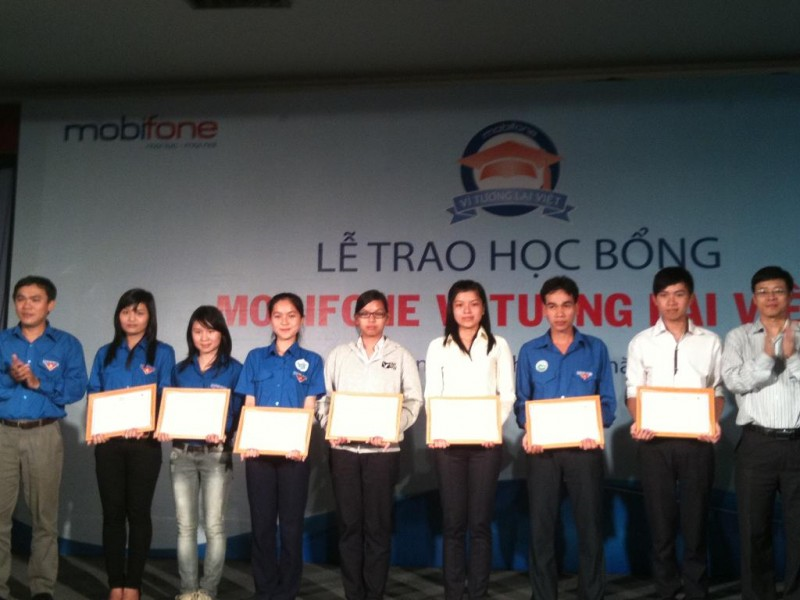 Sinh viên trường Đại học Yersin Đà Lạt nhận học bổng MobiFone vì tương lai Việt