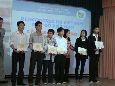 Sinh viên trường Đại học Yersin Đà Lạt nhận học bổng Odon Vallet năm 2010
