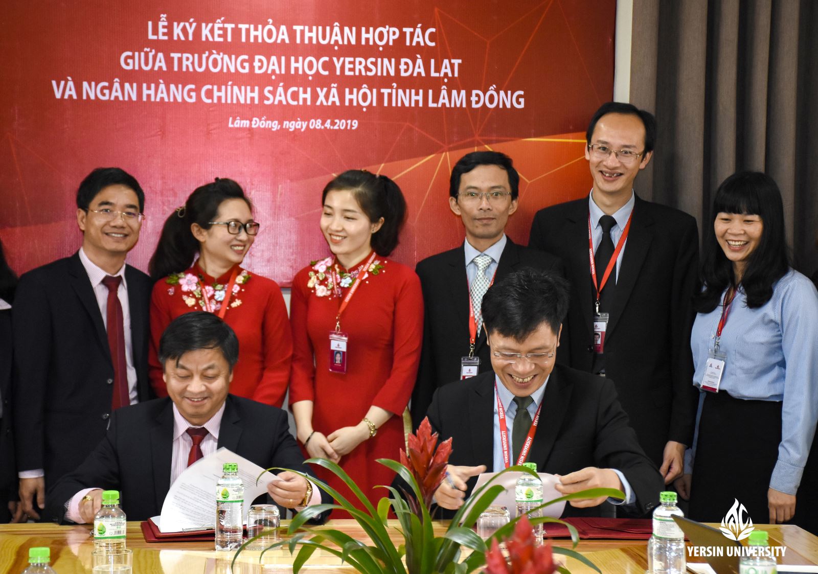 TS. Phạm Đình Trung – Hiệu trưởng Trường Đại học Yersin Đà Lạt và đại diện Ngân hàng chính sách xã hội Việt Nam chi nhánh tỉnh Lâm Đồng ký kết hợp tác