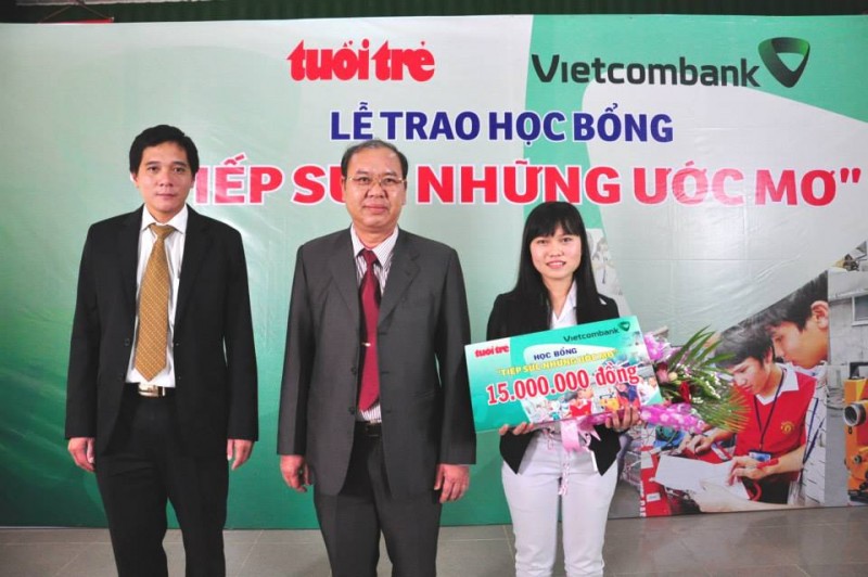 Báo Tuổi trẻ trao học bổng “Tiếp sức những ước mơ” cho sinh viên Lê Phú Linh và sinh viên Tạ Thị Hà Thi