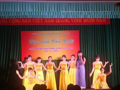 Sinh viên của Trường tham gia cuộc thi văn nghệ chào mừng ngày Nhà giáo Việt Nam 20.11.2011