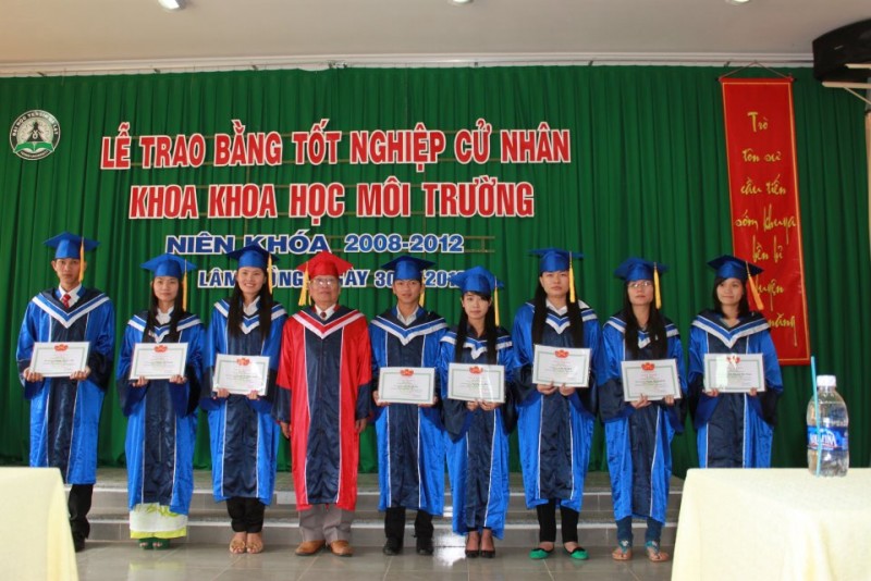 Lễ trao bằng tốt nghiệp cho các tân cử nhân Khoa học môi trường