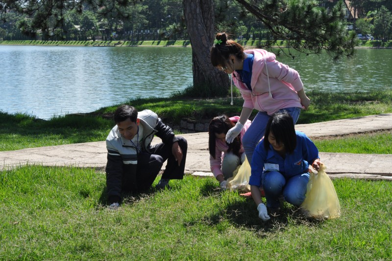 Đoàn trường Đại học Yersin Đà Lạt hưởng ứng Giờ xanh toàn quốc 2013