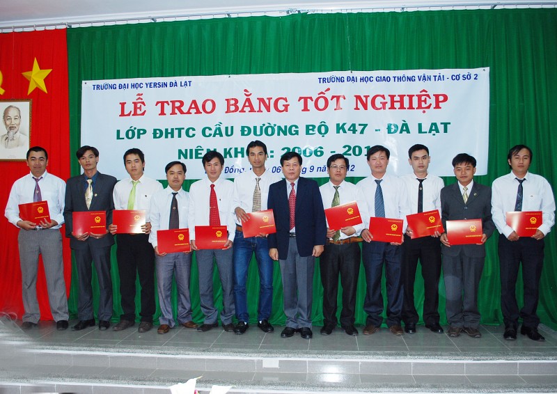 Lễ trao bằng tốt nghiệp lớp liên kết ĐHTC Cầu đường bộ – K47 Đà Lạt