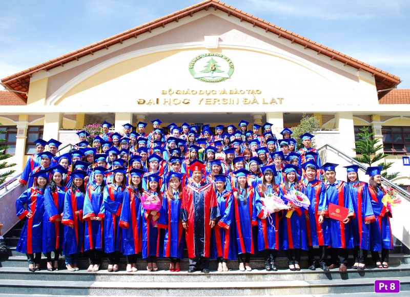 Khoa Quản trị Kinh doanh tổ chức Lễ trao bằng cử nhân Khóa VI (2009 – 2013)