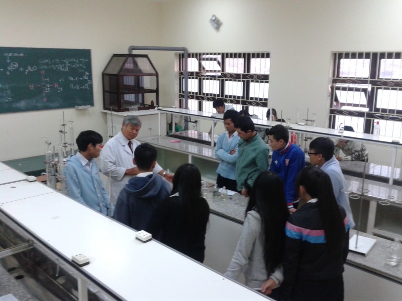 Khoa Sinh học – Môi trường hướng dẫn kỹ năng về thực hành phòng thí nghiệm cho gần 200 học sinh