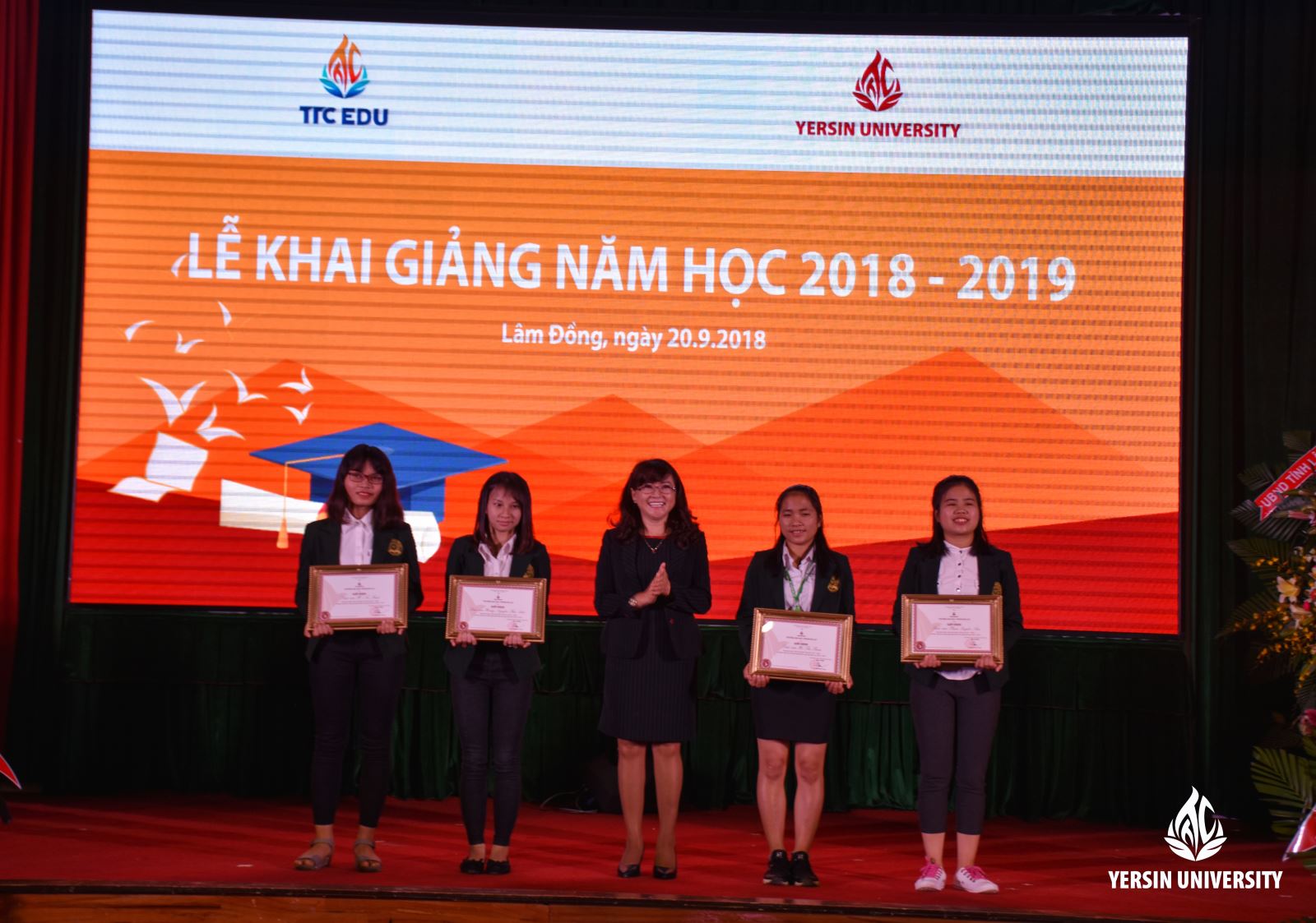 Sinh viên nhận học bổng