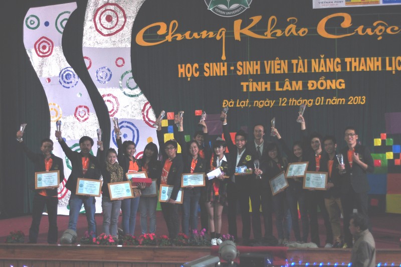 Trao giải thưởng “Tài năng trẻ trường Đại học Yersin Đà Lạt” cho đội tuyển SV 2012