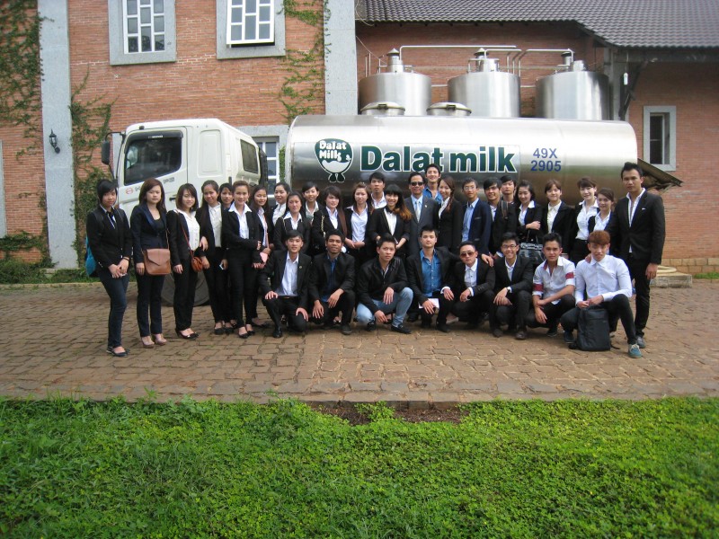 Sinh viên khoa Quản trị kinh doanh kiến tập thực tế