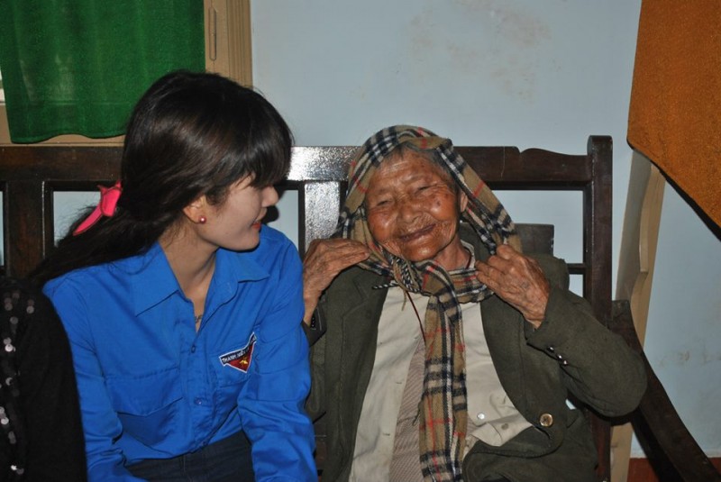 CLB Cảm tình Đảng trường Đại học Yersin Đà Lạt thăm bà mẹ Việt Nam anh hùng Ngô Thị Quang