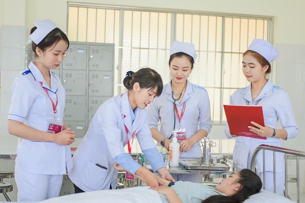 Sinh viên học tại Khoa Dược - Điều Dưỡng - Đại học Yersin Đà Lạt được thực hành thực tế