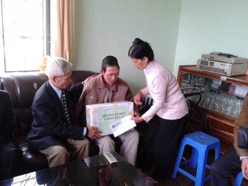 Hội Cựu chiến binh của Trường thăm, tặng quà cho cựu chiến binh và gia đình liệt sĩ trên địa bàn phường 8, TP. Đà Lạt