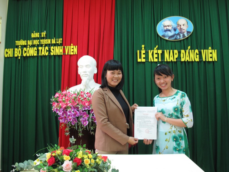 Chi bộ Công tác sinh viên kết nạp 02 đảng viên mới là sinh viên