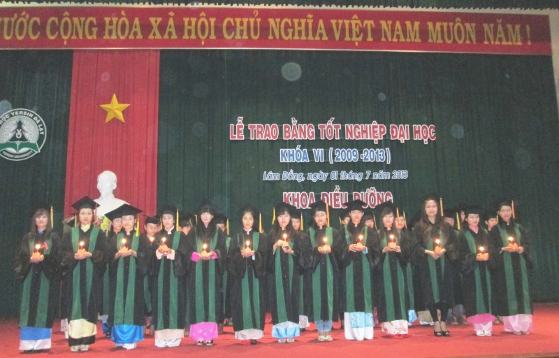 Khoa Điều dưỡng trao bằng cho 47 tân cử nhân Điều dưỡng