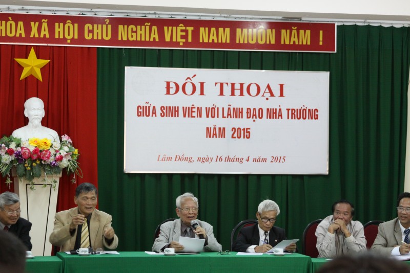 Đối thoại trực tiếp giữa sinh viên với lãnh đạo Trường năm 2015