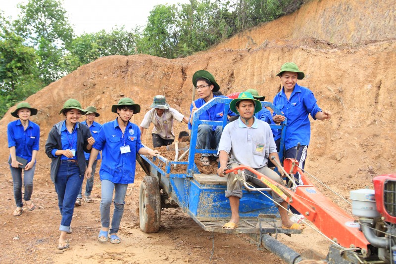 Sinh viên trường Đại học Yersin Đà Lạt với “Hành trình tình nguyện – Kết nối yêu thương” 2014