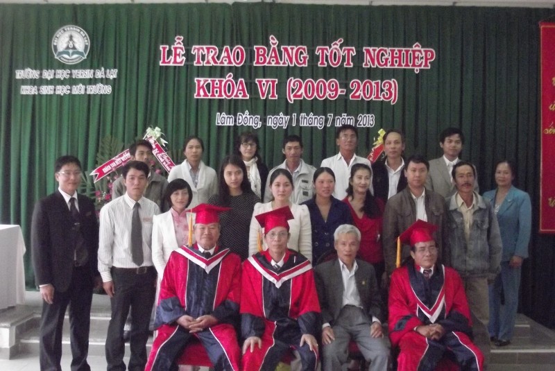 Khoa Sinh học Môi trường trao bằng tốt nghiệp cho sinh viên, niên khóa 2009 – 2013
