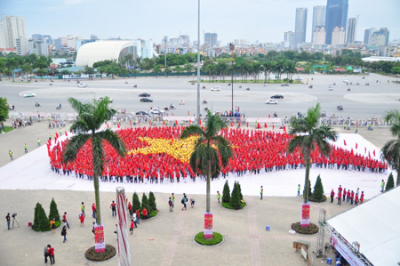 Ngoạn mục 4.000 bạn trẻ tạo kỷ lục với giọt máu khổng lồ