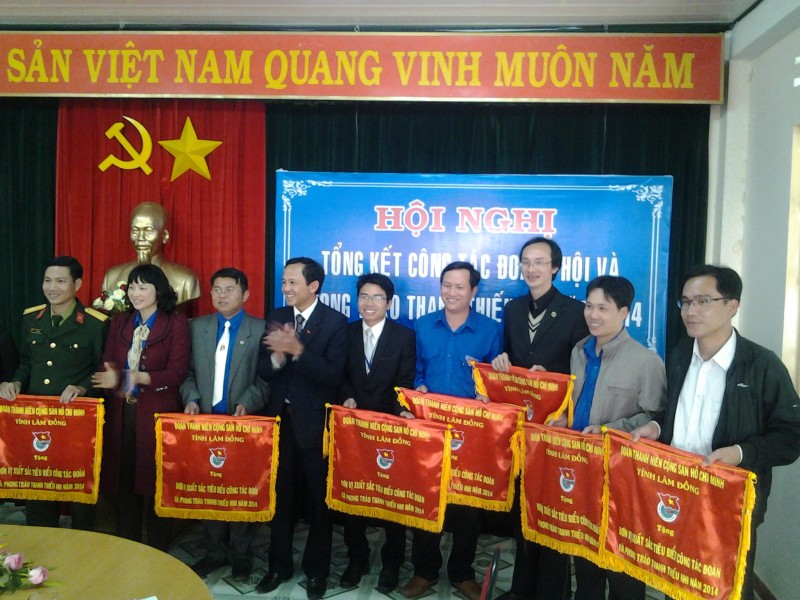 Đoàn trường Đại học Yersin Đà Lạt nhận cờ thi đua “Đơn vị Xuất sắc tiêu biểu” năm 2014