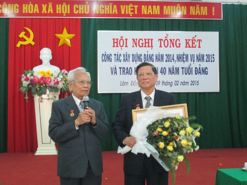 Tổng kết công tác xây dựng Đảng và trao Huy hiệu 40 năm tuổi Đảng