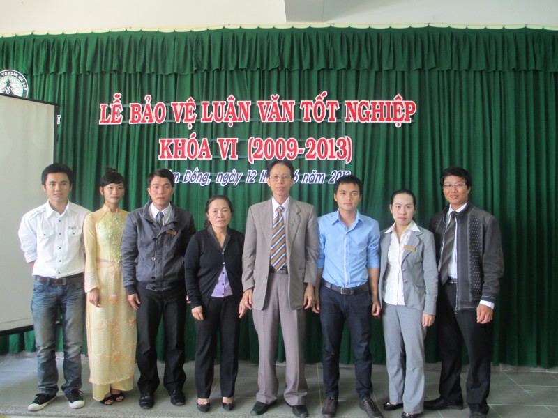 Sinh viên khoa Sinh học – Môi trường khóa 6 (2009-2013) bảo vệ khóa luận tốt nghiệp