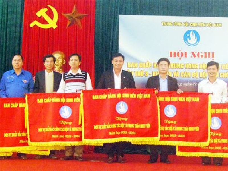 Hội Sinh viên trường Đại học Yersin Đà Lạt nhận cờ thi đua “Đơn vị Xuất sắc” năm học 2013 – 2014