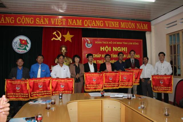 Đoàn trường Đại học Yersin Đà Lạt nhận cờ đơn vị xuất sắc tiêu biểu năm 2015