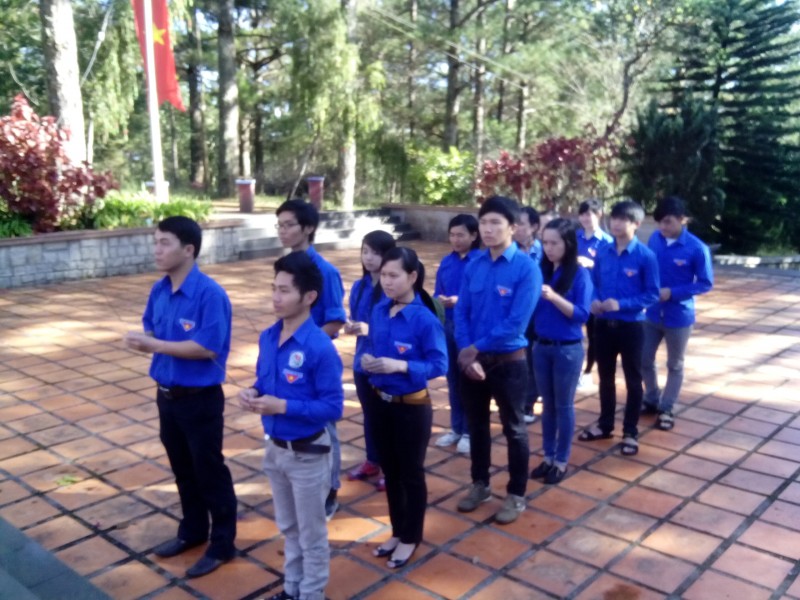 Đoàn sinh viên tình nguyện thăm nghĩa trang liệt sĩ thành phố Đà Lạt