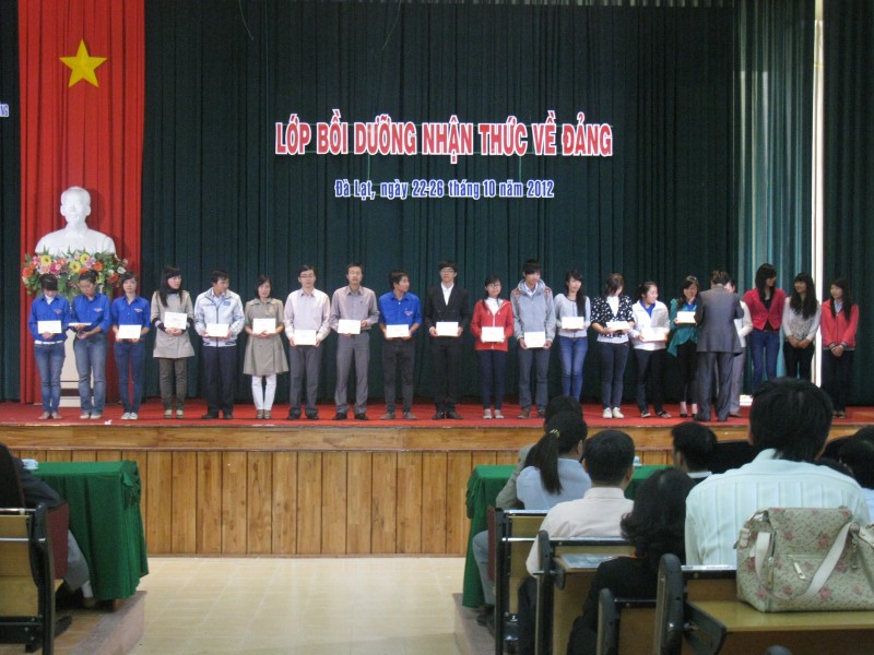 Bế mạc lớp bồi dưỡng nhận thức về Đảng Cộng sản Việt Nam