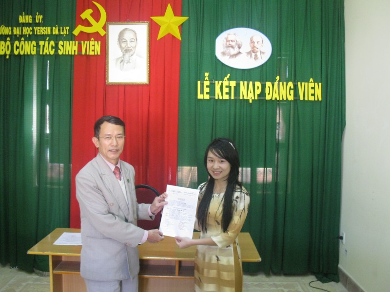 Kết nạp đảng cho SV Nguyễn Thị Mơ – Lớp QT Kế toán doanh nghiệp khóa 07