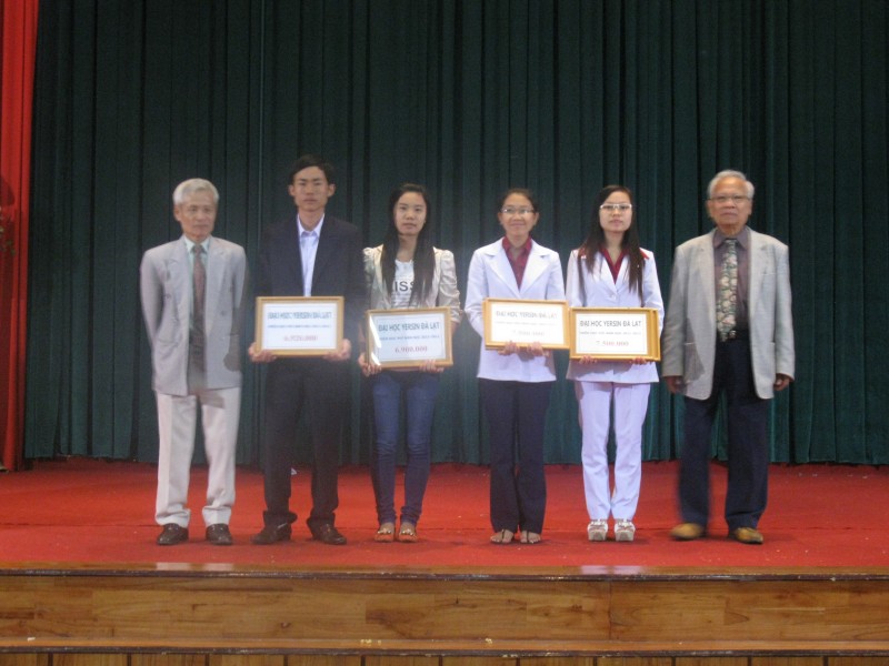 Chào cờ đầu tháng 11 và trao học bổng cho sinh viên Giỏi