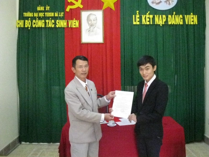 Kết nạp Đảng cho SV Vũ Văn Linh – Lớp Công nghệ thông tin khóa 06