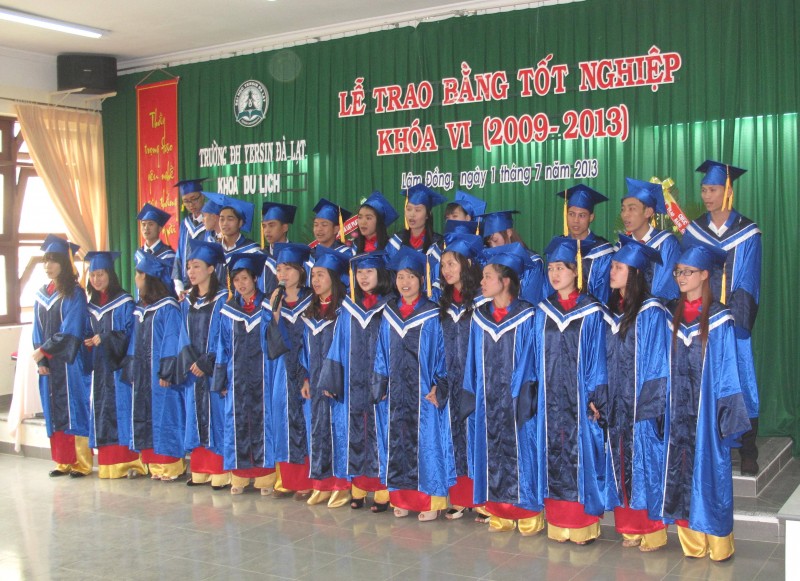 Khoa Du lịch tổ chức lễ trao bằng tốt nghiệp cho 39 tân cử nhân