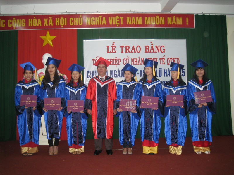 Lễ trao bằng tốt nghiệp cử nhân kinh tế, chuyên ngành du lịch