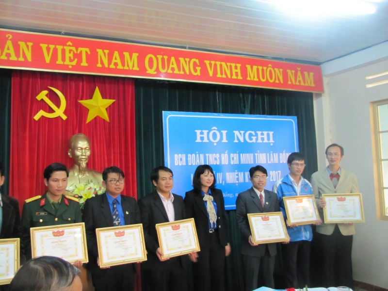 Đoàn trường Đại học Yersin Đà Lạt được khen tặng “Đơn vị xuất sắc tiêu biểu” năm 2013