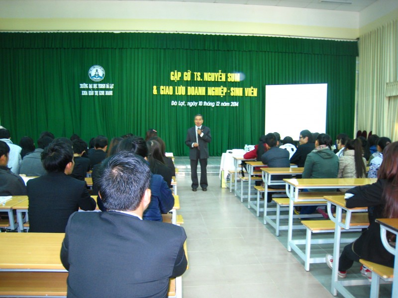 Sinh viên khoa Quản trị Kinh doanh gặp gỡ và giao lưu với doanh nghiệp