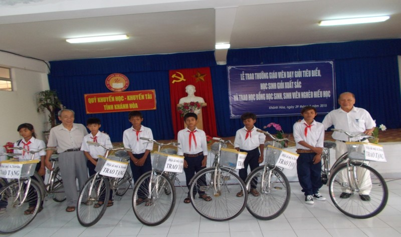 Khoa Quản trị Kinh doanh trao tặng xe đạp cho học sinh nghèo hiếu học tỉnh Khánh Hòa