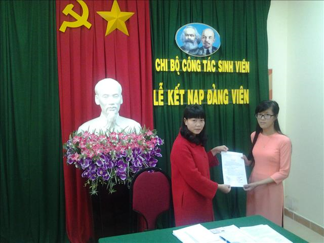 Kết nạp đảng viên mới cho sinh viên Nguyễn Thị Hải Yến