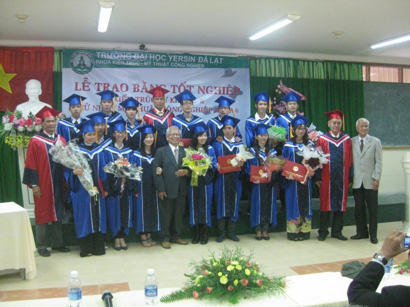 Lễ trao bằng tốt nghiệp cho sinh viên lớp Kiến trúc khóa 5 và Mỹ thuật công nghiệp khóa 6