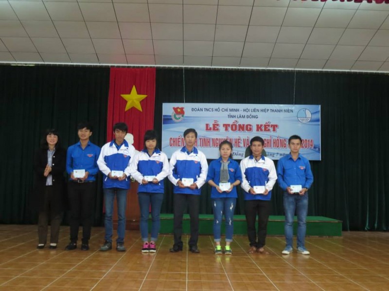 Tham gia lễ thắp nến tri ân các anh hùng liệt sĩ và tổng kết chiến dịch tình nguyện Mùa hè xanh 2014