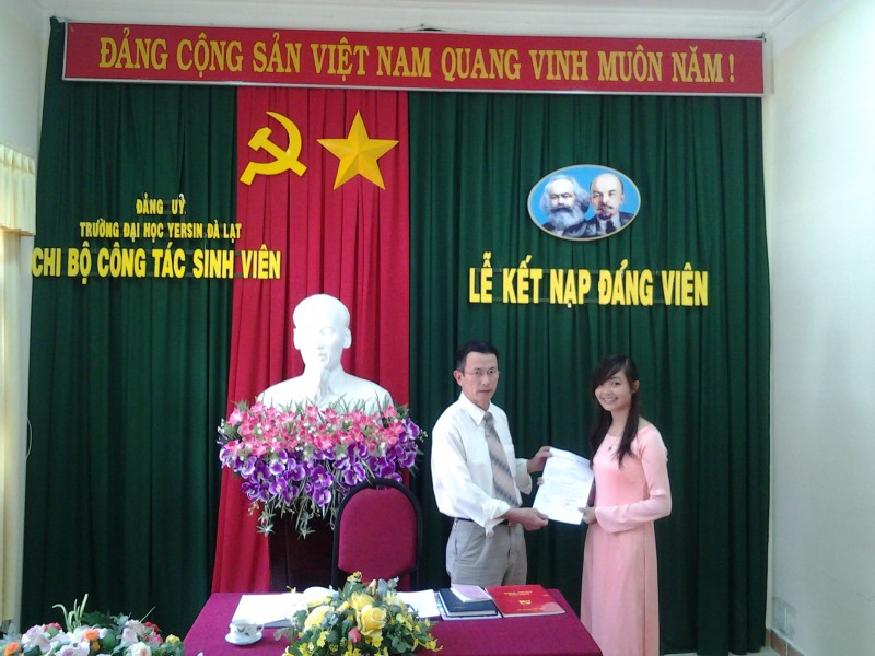 Sinh viên Lê Thị Ngọc Hà – Lớp CN Thông tin K7 được kết nạp vào Đảng CSVN