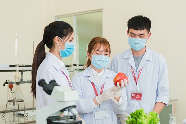 Sinh viên Trường Đại học Yersin Đà Lạt - Ngành Công nghệ thực phẩm