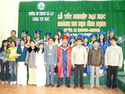 Hình ảnh tốt nghiệp của sinh viên Khoa Tin học Khóa 2
