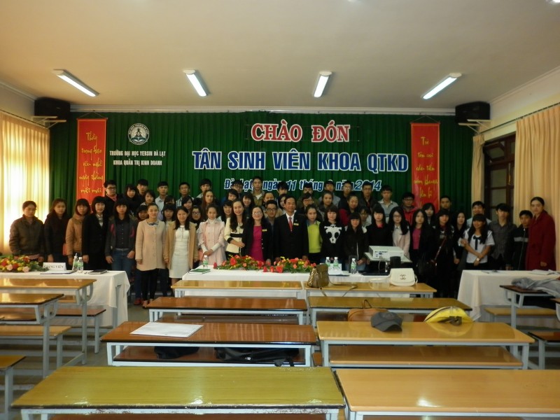 Khoa Quản trị Kinh doanh tổ chức chào đón tân sinh viên khóa XI