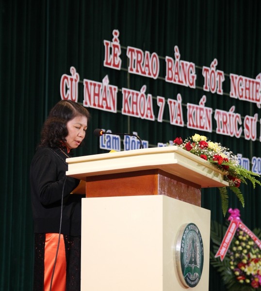 Bác Võ Thị Mai – Mẹ SV Trần Võ Di Linh phát biểu trong Lễ trao Bằng tốt nghiệp