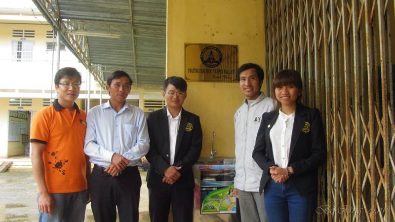 Sinh viên Lê Phú Linh với công trình lắp đặt hệ thống máy lọc nước