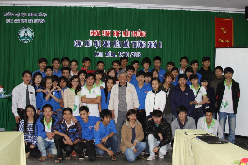 Cựu sinh viên lớp Quản lý môi trường khóa II trở về thăm trường