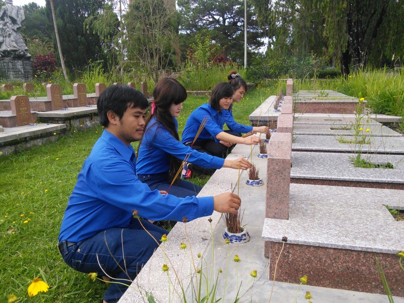 CLB Cảm tình Đảng thể hiện lòng tri ân bằng những việc làm thiết thực