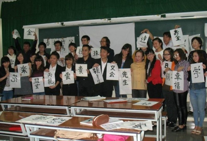 Sinh viên lớp tiếng Nhật đặc biệt học viết và văn hóa thư pháp Nhật Bản